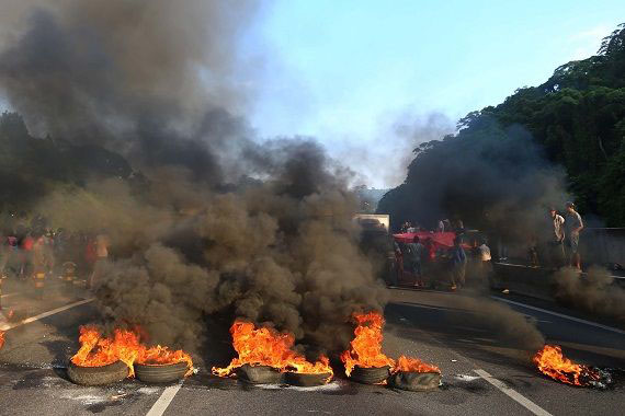 Protesto contra lei da terceirização na Rodovia Anhanguera.