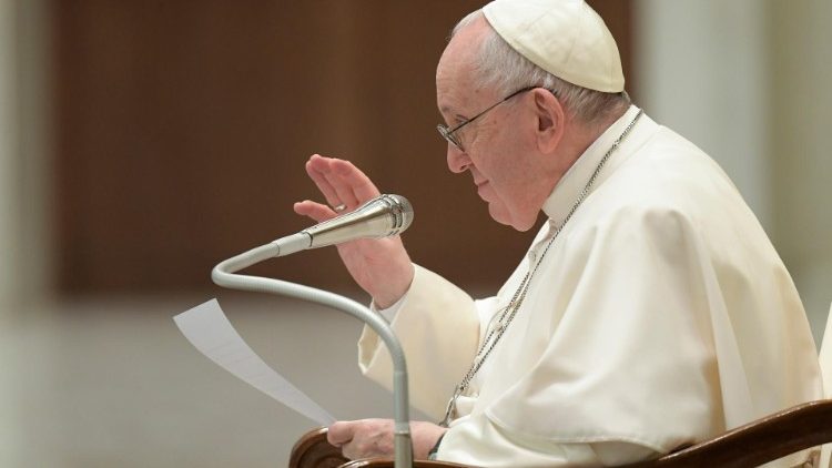 Papa aos comunicadores: contrastar as fake news, mas não isolar os que têm  dúvidas
